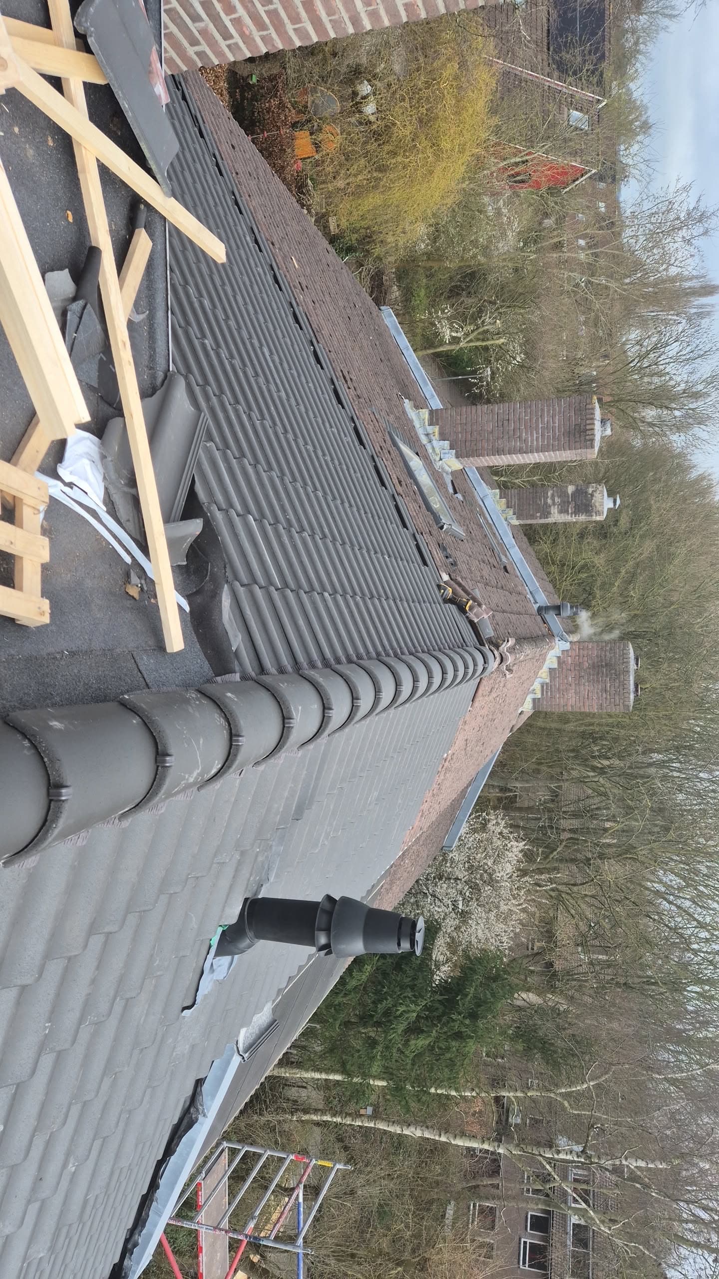 Daklekkage reparatie met vernieuwde nokvorsten in Nederland